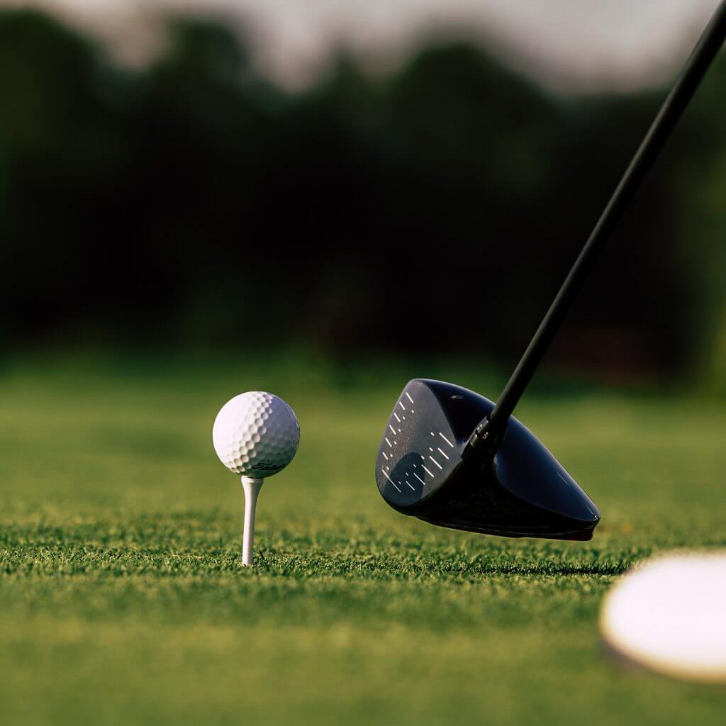 Ein Golfball abschussbereit auf dem Golfrasen und ein Golfschläger, Ballspeedometer, Imagefilm, Werbefilm, Social Media, WINGMEN Media