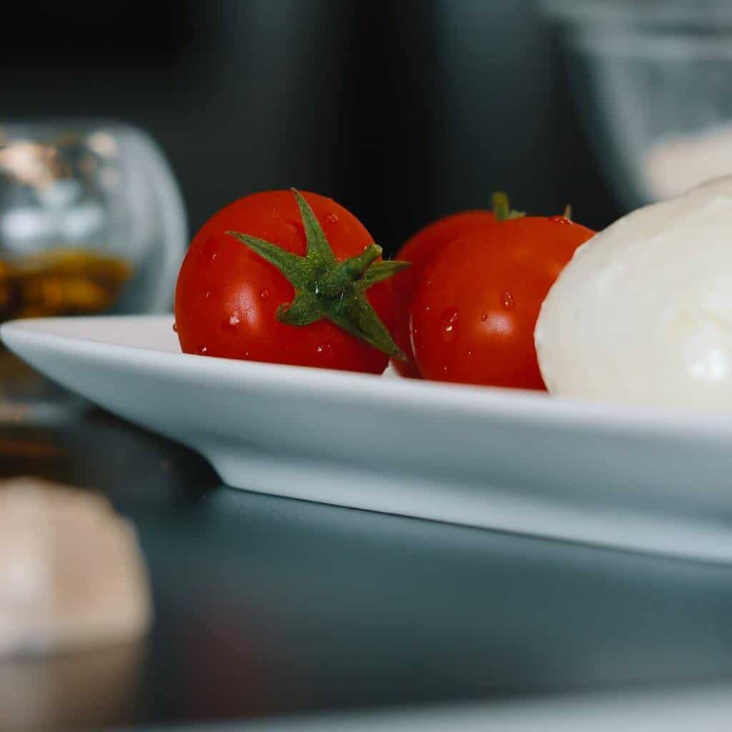 Ein Teller mit frischen Tomaten, Cherrytomaten und Mozzarella, Rational AG, Foto Social Media Content, WINGMEN Media