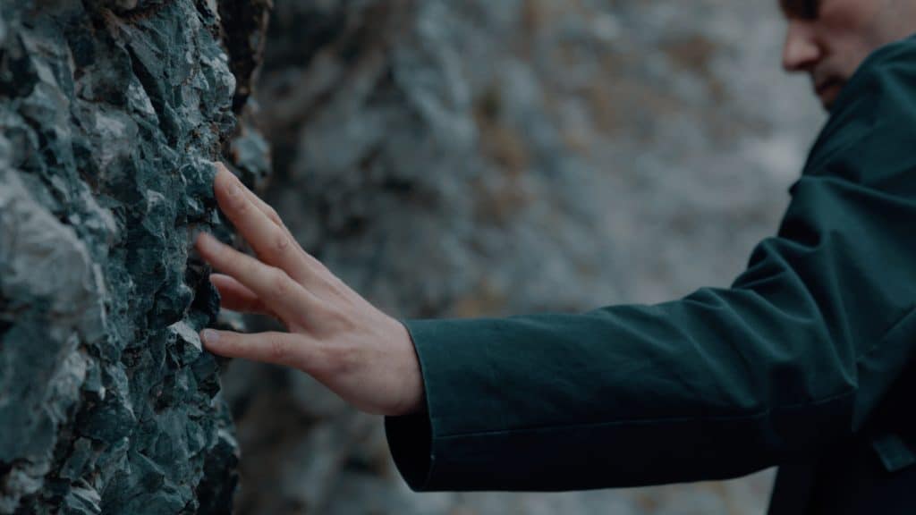 Die Hand eines Mannes berührt Stein, Felswand bei einer Klamm, in der Natur, Lebensraum, Tiefenschärfe, nordweis Unternehmensgruppe, Imagefilm, Moodfilm, WINGMEN Media