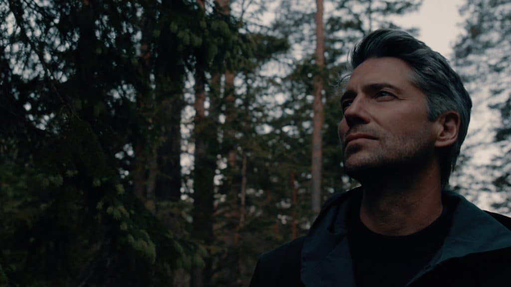 Close Up von einem Mann, der durch einen Wald spaziert, Bäume, Natur, Lebensräume, nordweis Unternehmensgruppe, Imagefilm, WINGMEN Media