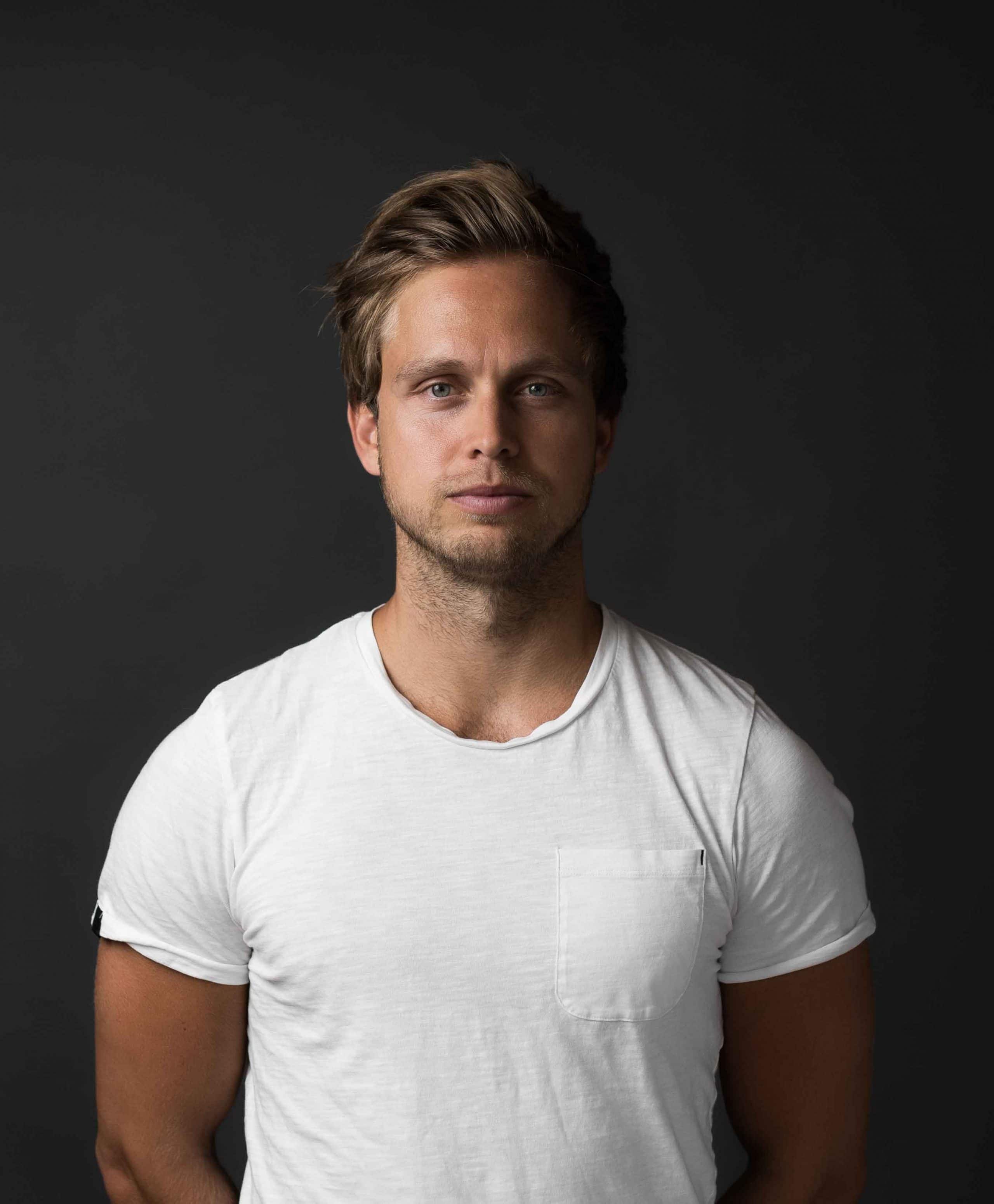 Portrait von Tim König, Gründer, Producer, Finanzen von WINGMEN Media, Team, Studio Portrait, Unternehmensfotografie, WINGMEN Media