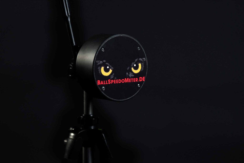 Ein Gerät für professionelle Ballspeed-Messung von BallSpeedoMeter, dunkles Design, Augen, Studio, Ballspeedometer, Produktfotografie, WINGMEN Media