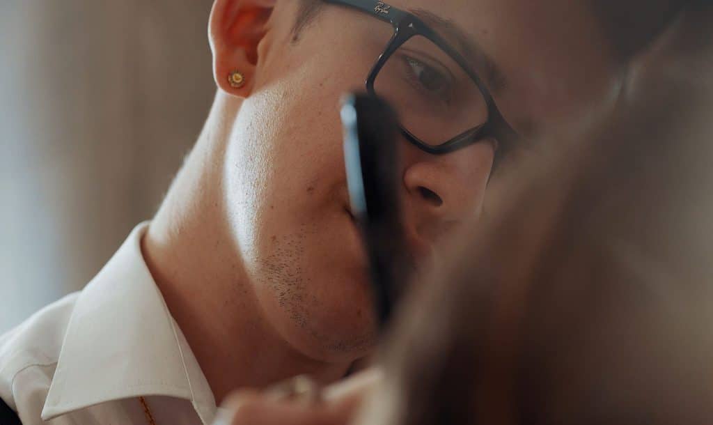 Close-Up von einem Mann mit Brille, der in einem Barbershop arbeitet, Team Barber, steinzeit für haare, Recruitingfilm, WINGMEN Media