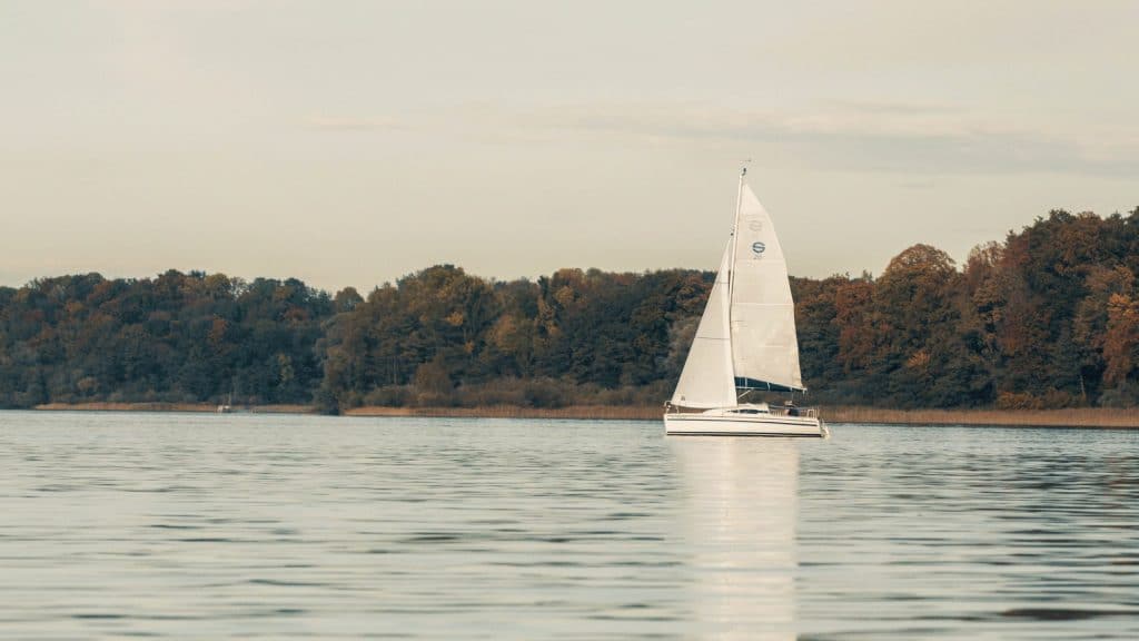 Totale von einem Segelboot, das auf dem Chiemsee segelt, Panorama, bayrisches Meer, Entspannung, Versicherungskammer Bayern, Werbespot, Erklärfilm, WINGMEN Media