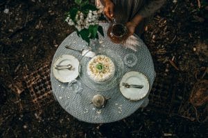 Topshot von einem dekorierten Kuchen auf einem gemütlichen Tisch im Garten, Kaffee und Kuchen, Foto Kochbuch, TABLEDANCE, Food Fotografie, WINGMEN Media