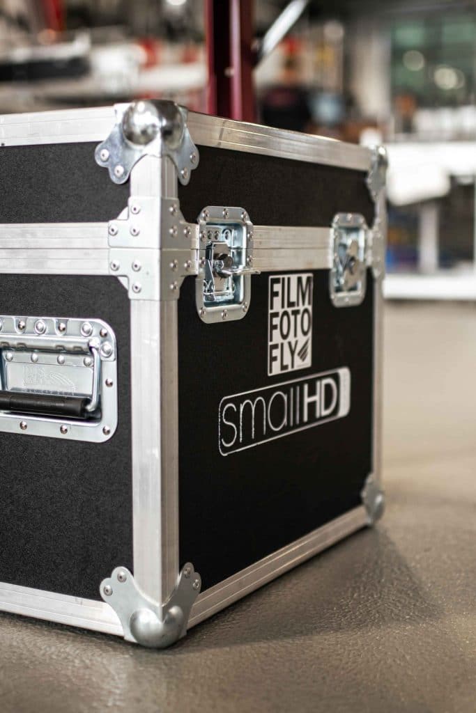 Koffer des SmallHD Referenzmonitor, Produktionsmonitor im Einsatz bei Filmdreh für Verpackungsmaschinen Hersteller, High-key, Somic GmbH, Behind The Scenes Fotografie, WINGMEN Media
