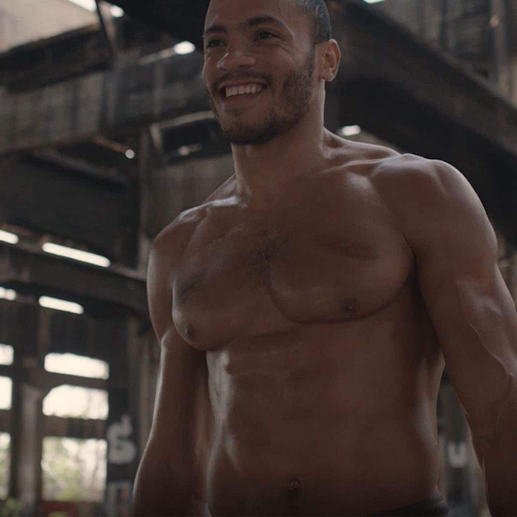 Lachender Mann oberkörperfrei beim Training in einer alten Industriehalle, Gym, personalisierte Trainingspläne, digitale Coach, Freeletics, Trailer, Social Media Kampagne, WINGMEN Media