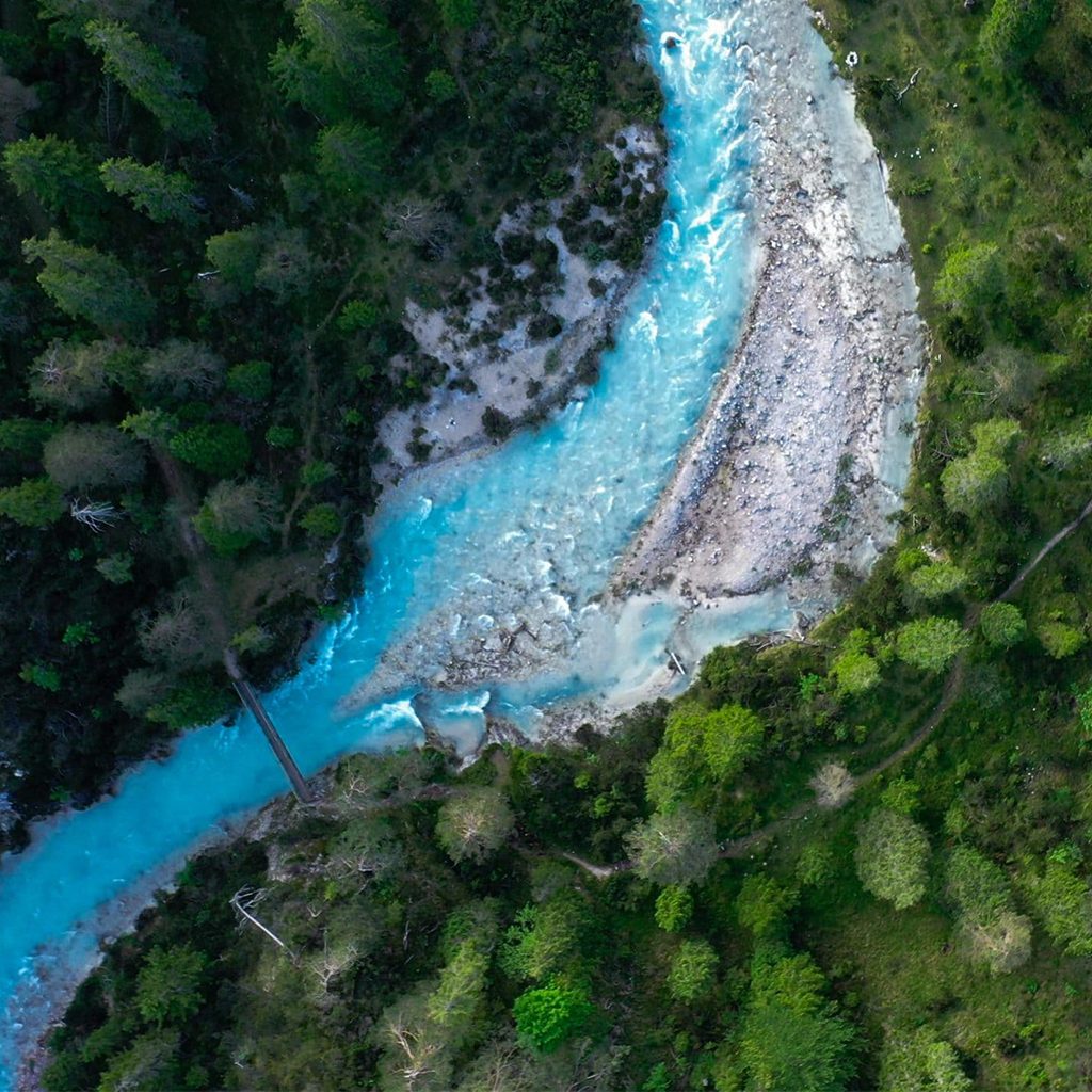 TOURISMUSFILM 49 Ein strömender Fluss zwischen Wäldern, Natur, Lebensräume, nordweis Unternehmensgruppe, Imagefilm, Drohnenaufnahme, Foto Social Media Content, WINGMEN Media