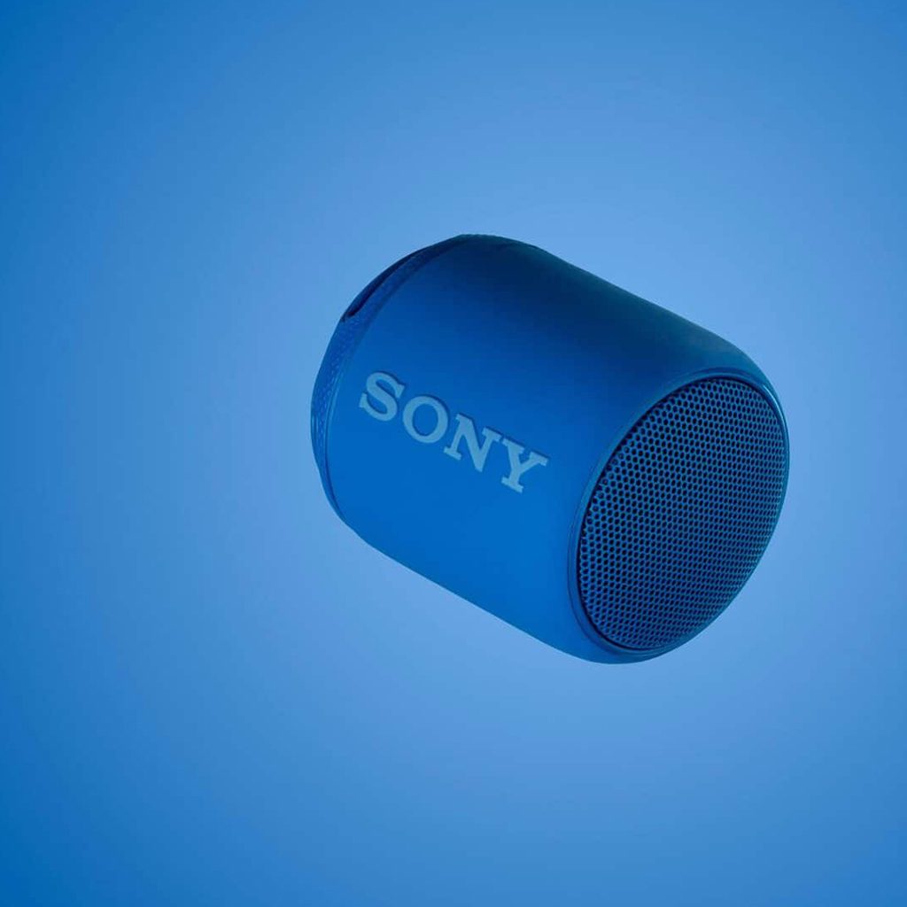 blauer tragbarer kabelloser Lautsprecher, SONY SRS-XB10, Sony, Produktfotografie, WINGMEN Media
