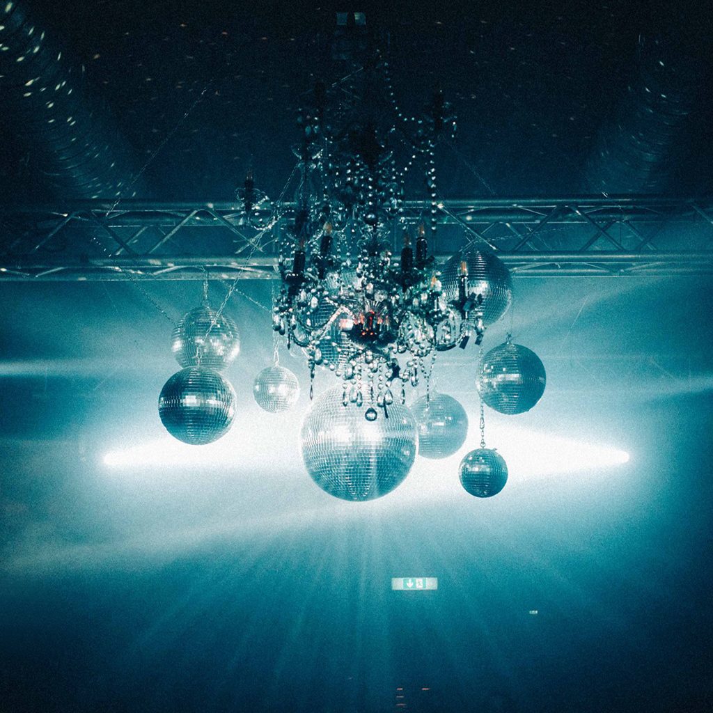 Diskokugeln des Eiskeller Clubs in Aschau, Club zwischen Salzburg und München, Eiskeller Club, Moodfilm, Social Media Teaser Events, WINGMEN Media