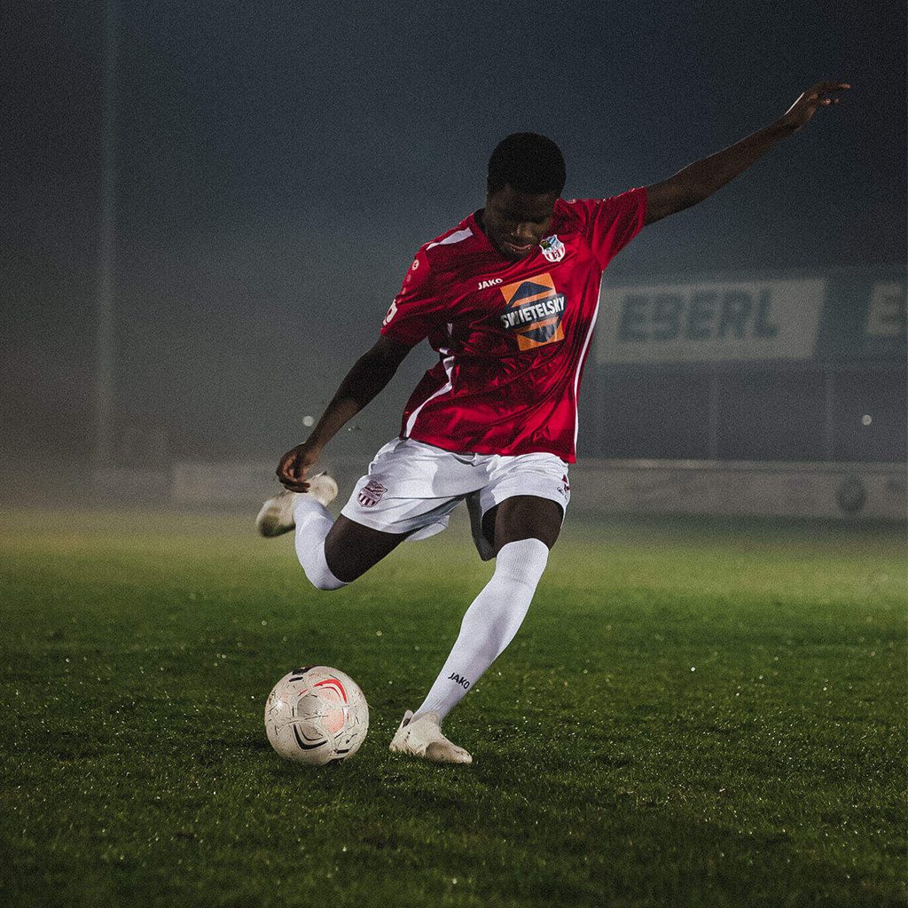 Ein Fußballer beim Flutlichttraining mit professioneller Ballgeschwindigkeitsmessung, Ballspeedometer, Imagefilm, Werbefilm, Produktfotografie, Social Media, WINGMEN Media