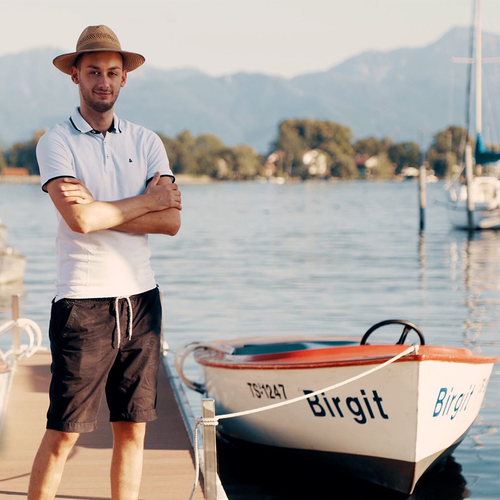 junger Mann bei Arbeit am Bootsverleih, Lieblingsplatzerl, Recruitingfilm, WINGMEN Media