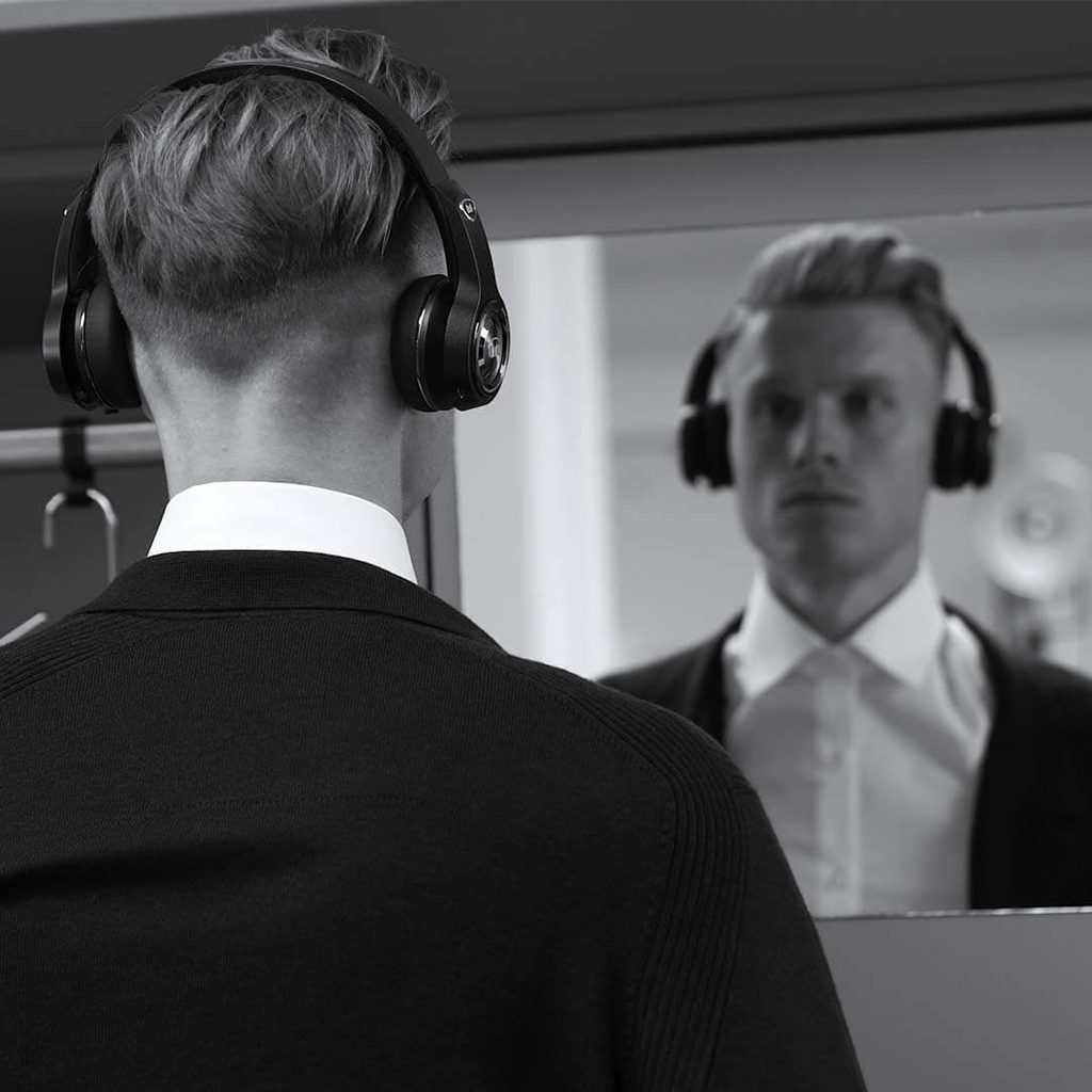 PRODUKTFILM 47 Fußballpieler des VfL Wolfburg mit Monster Headphones vor einem Spiegel in der Kabine, Monster Cable Products, Inc., Werbespot, Produktfotografie, Social-Media Fotografie, WINGMEN Media