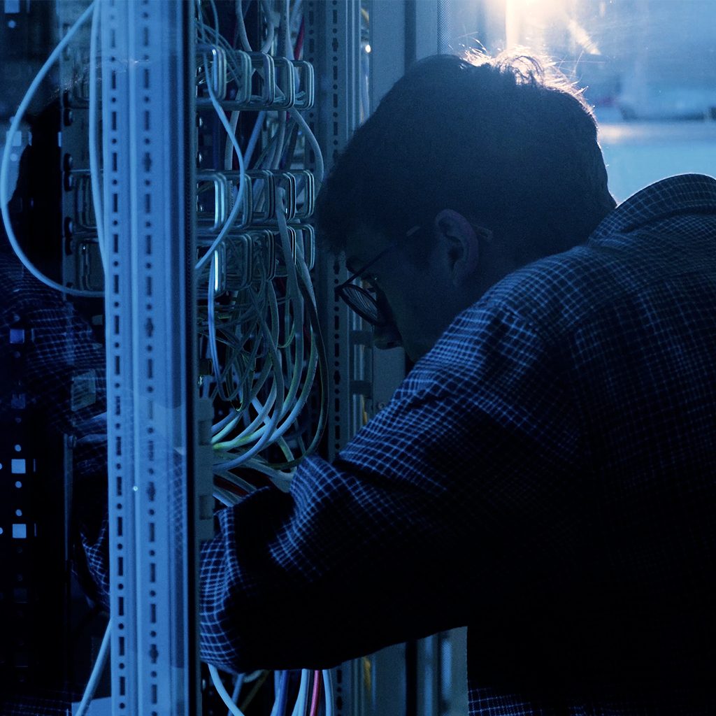 Auszubildender Fachinformatiker für Systemintegration bei der Arbeit an einer Maschine, Ausbildung, SOMIC, Recruitingfilm, backlight, WINGMEN Media