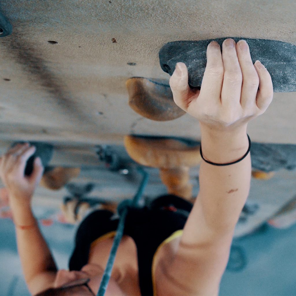 Junge Frau klettert in einer Kletterhalle die Wand hoch, Ausbildung zur technischen Produktdesignerin, Verpackungsmaschinen, SOMIC, Recruitingfilm, WINGMEN Media