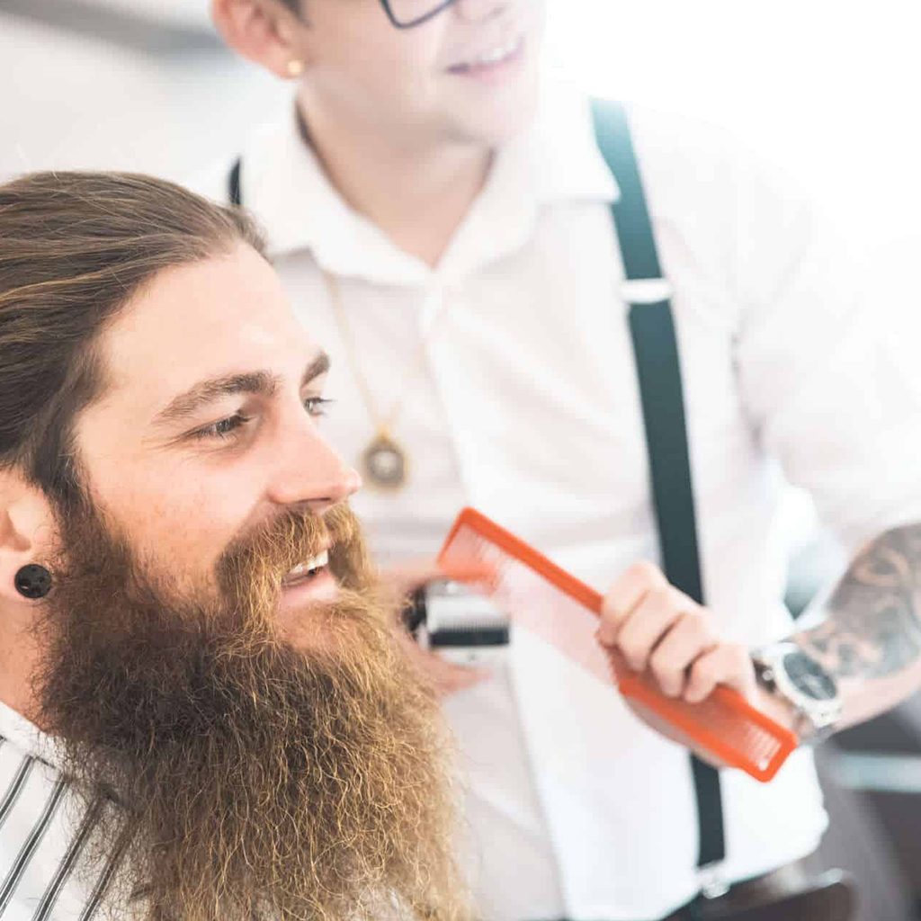 Ein Barber rasiert Vollbart des Kunden, steinzeit für haare, Recruitingfilm, High-key, WINGMEN Media