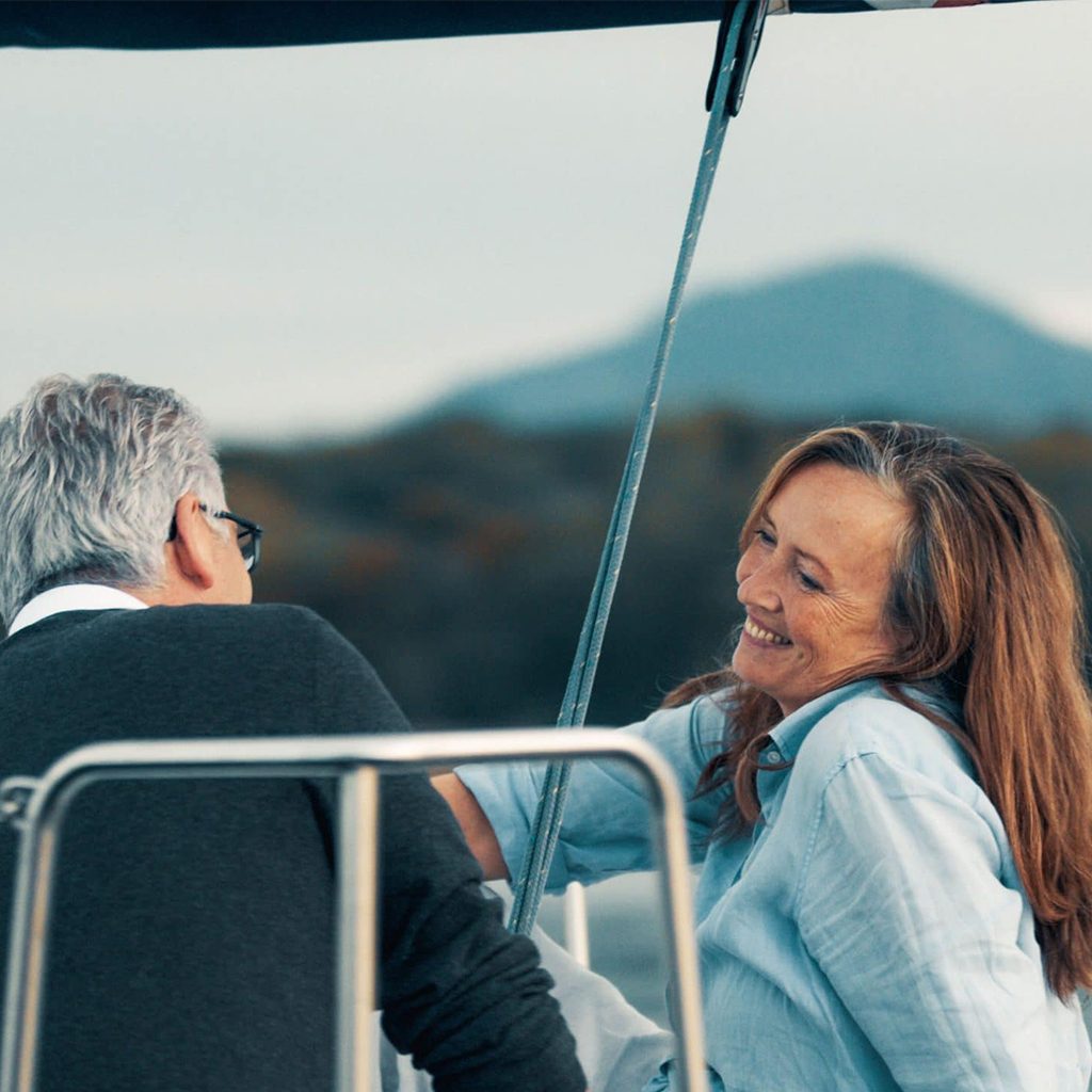 Ein Ehepaar auf einem Segelboot im Chiemsee, SofortRente Invest, Versicherungskammer Bayern, Werbespot, Erklärfilm, WINGMEN Media