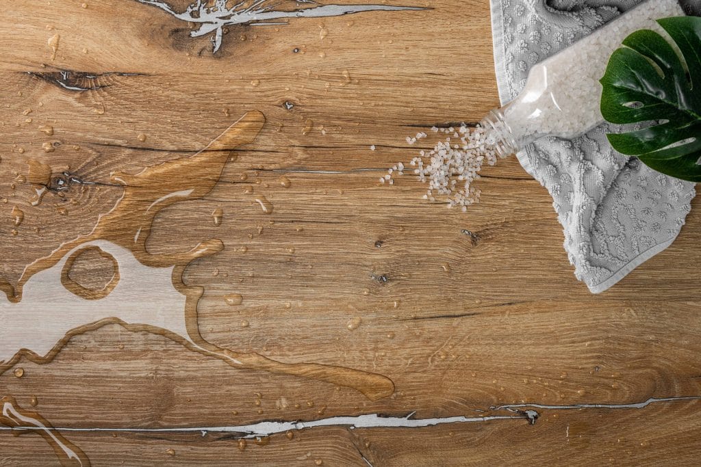 großer Wassertropfen auf feuchtebeständigem Dekor mit Holzoptik, Schattdecor, Produktfotografie, WINGMEN Media