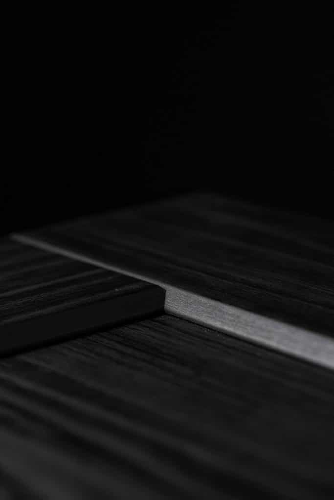 Detail Übergang eines dunklen Holzdekors, Schattdecor, Produktfotografie, WINGMEN Media