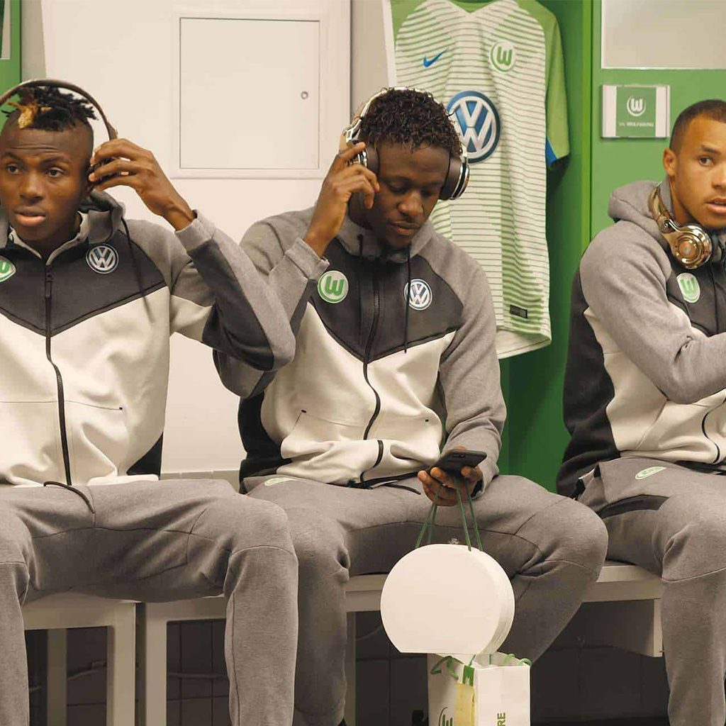 VfL Wolfsburg Fußballpieler mit Monster Headphones in der Kabine, Monster Cable Products, Inc., Produktfilm, WINGMEN Media